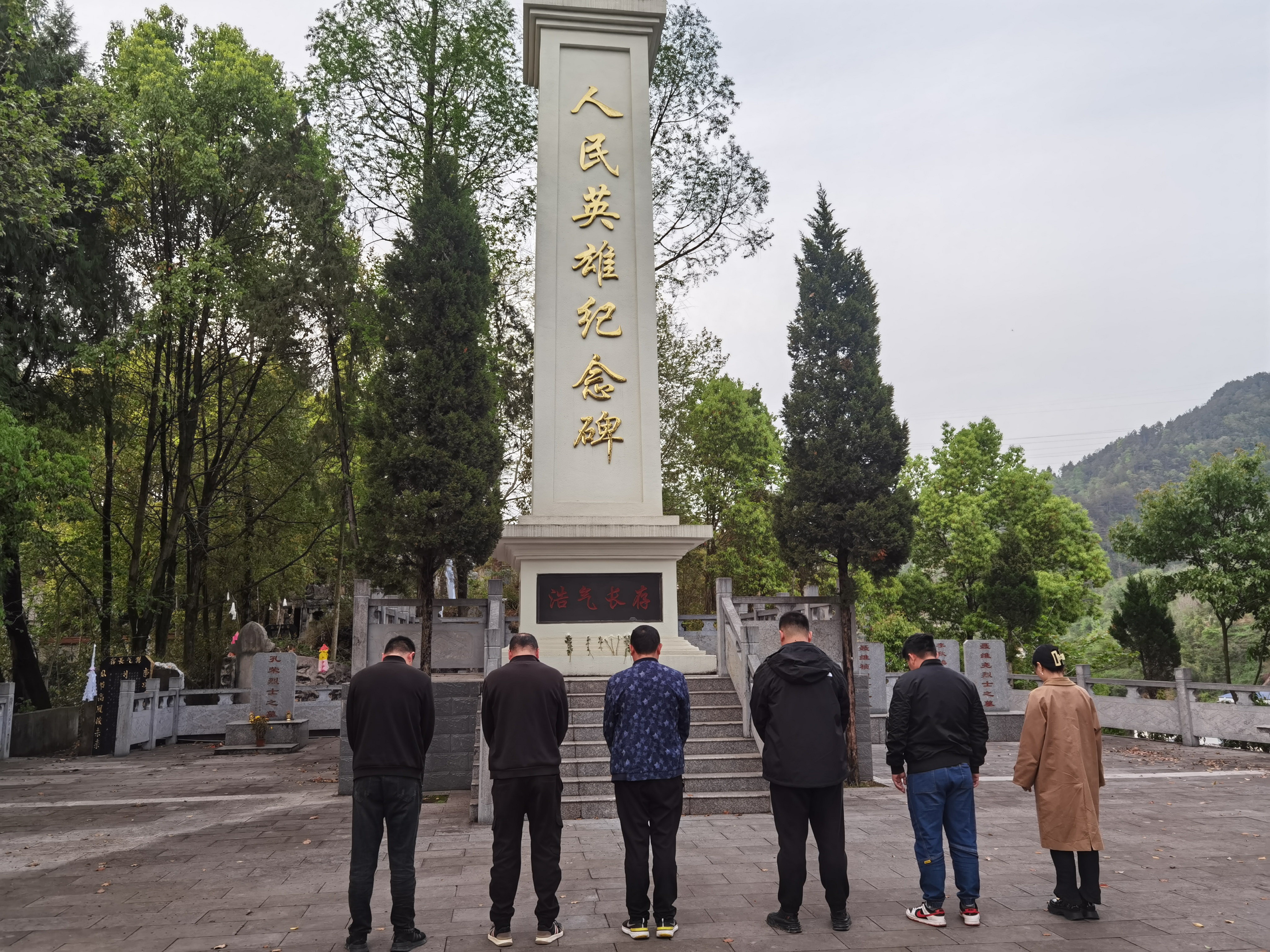 缅怀革命先烈，庚续革命传统  ——绿林支部开展特色主题党日活动